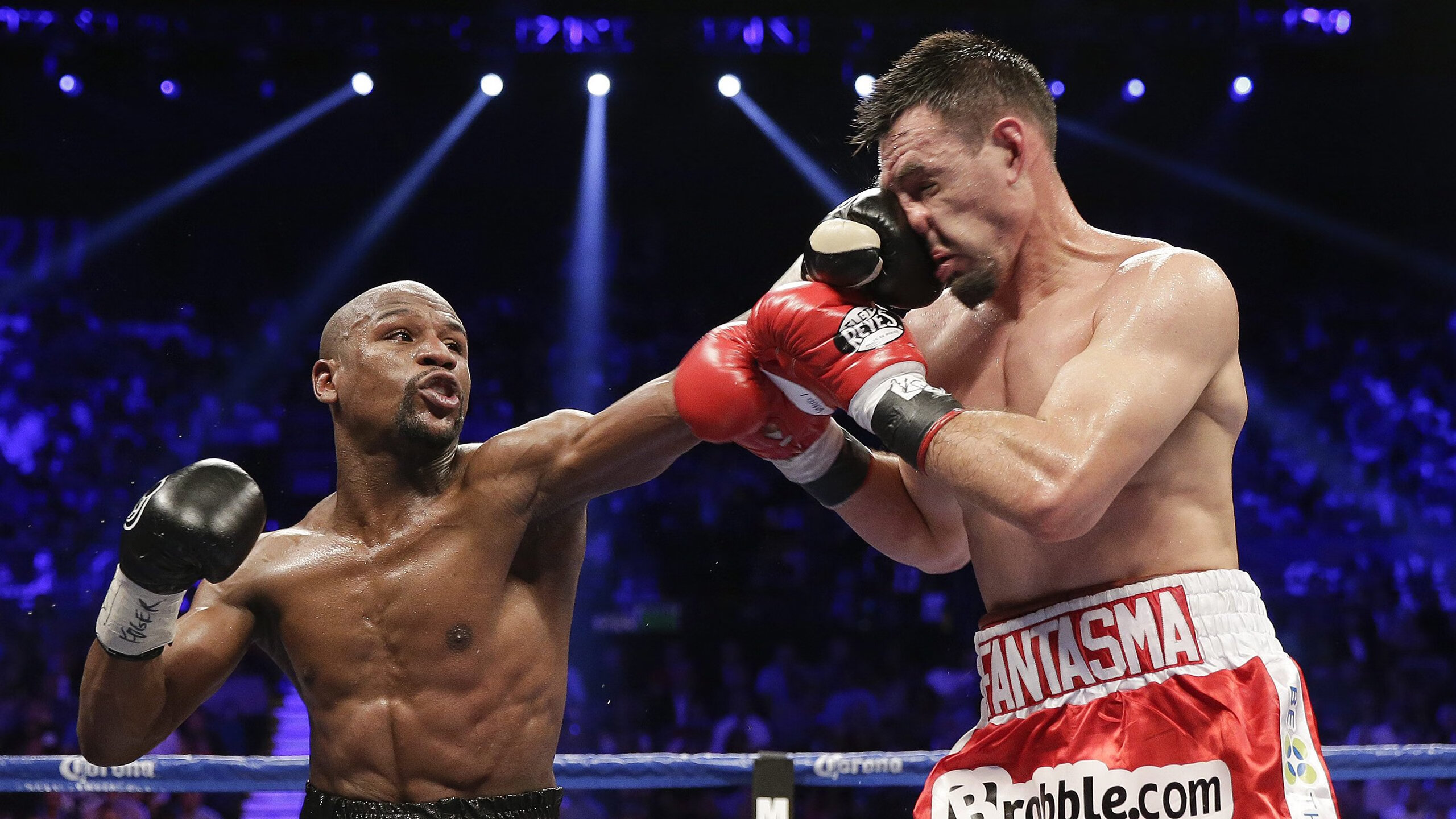 “足球文化节期间举办精彩足球表演赛，吸引众多观众”，足球舞台表演节目